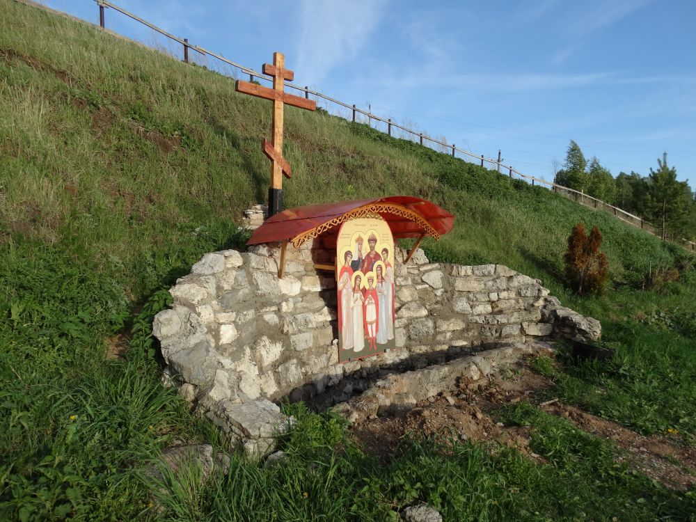 Богородице-Тихвинский Рябашский женский монастырь, Парафеевка (Белебеевский район, Республика Башкортостан). дополнительная информация, Святой источник Святых Царственных страстотерпцев.
