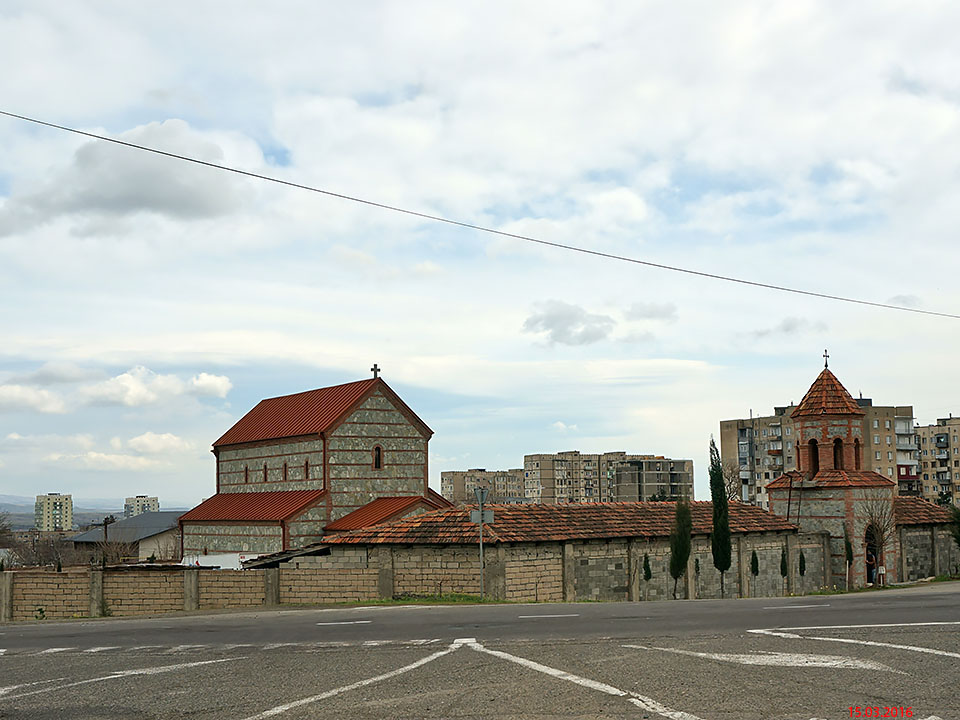 Тбилиси. Церковь Всех Святых в Поничала. общий вид в ландшафте