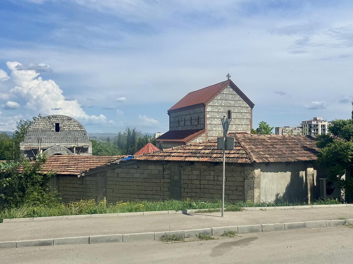 Слева, вероятно, новый строящийся храм, документальные фотографии. Церковь Всех Святых в Поничала, Крцанисский район (Тбилиси, город, Грузия)