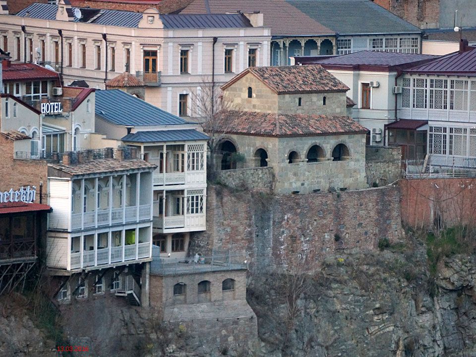 Тбилиси. Монастырь царя Давида. Церковь Давида Псалмопевца. общий вид в ландшафте