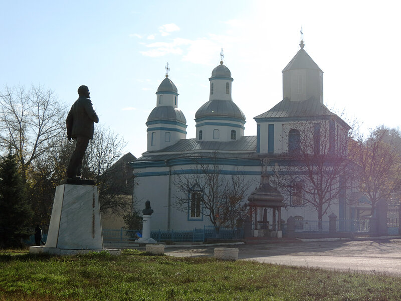 Церковь Михаила и Гавриила Архангелов, Отачь (Окницкий район, Молдова). общий вид в ландшафте