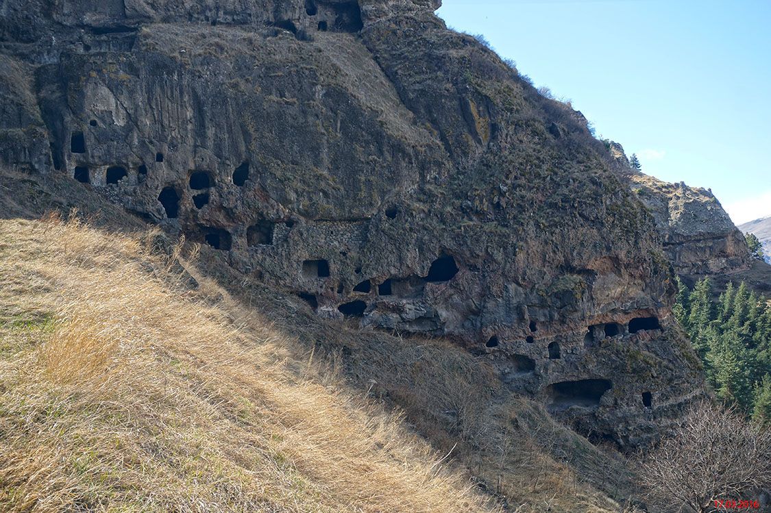 Ванис Квабеби. Пещерный монастырь Ванис Квабеби. общий вид в ландшафте