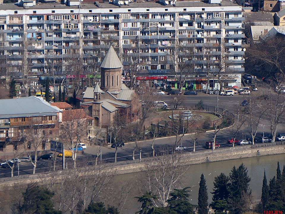 Тбилиси. Церковь Николая Чудотворца в Чугурети. общий вид в ландшафте