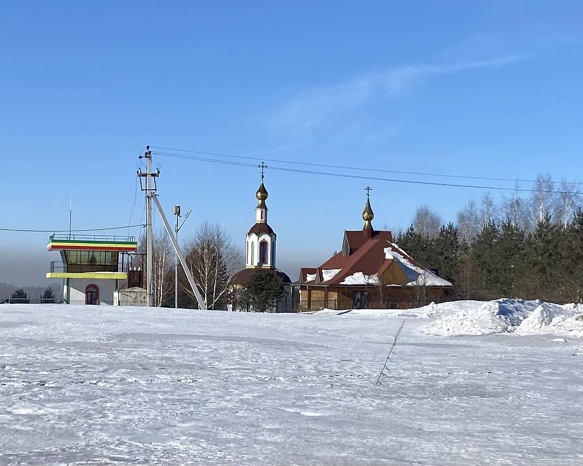 Часовня с купелью с ЮВ, общий вид в ландшафте. Часовня Ксении Петербургской, Трасса 32К-25, 19-й километр (Прокопьевский район и г. Прокопьевск, Кемеровская область)