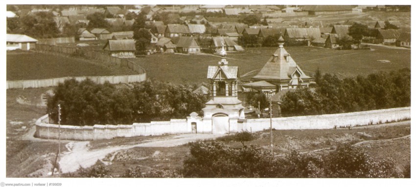 Орёл. Церковь Воскресения Христова на Афанасьевском кладбище (старая). архивная фотография, Вид на Афанасьевское кладбище, звонницу и Воскресенскую (Афанасьевскую) церковь 1897—1917,Направление съемки:северо-восток. с сайта  https://pastvu.com/p/190639