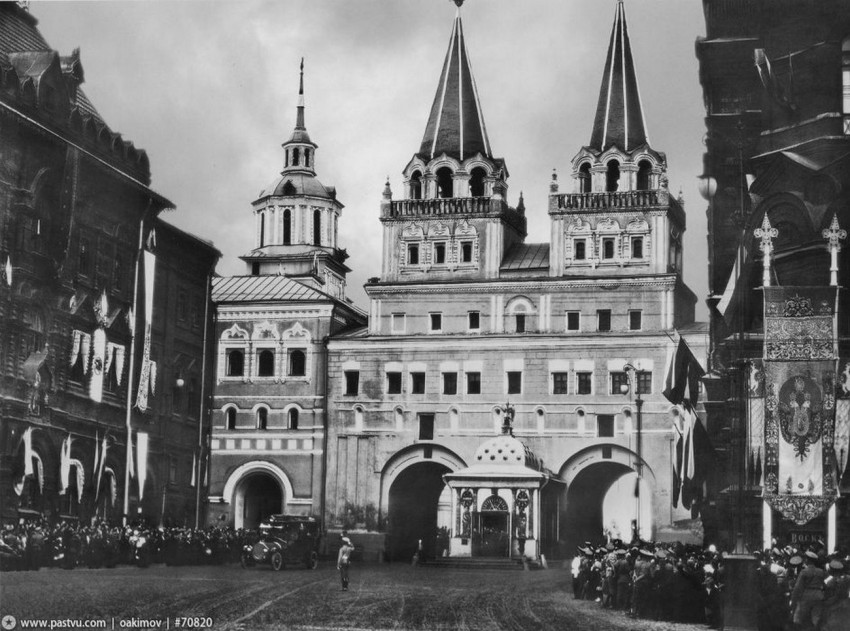 Часовня Иверской иконы Божией Матери у Воскресенских ворот (старая), Тверской (Центральный административный округ (ЦАО), г. Москва). архивная фотография, Иверская часовня.Вид части Манежной площади. Иверская часовня. 29 августа 1912 года  Источник: Государственный архив кинофотодокументов.
1912 году (направление съемки — юго-восток)
Источник
http://oldmos.ru/old/photo/view/70820	