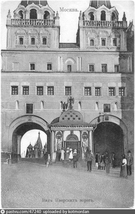 Часовня Иверской иконы Божией Матери у Воскресенских ворот (старая), Тверской (Центральный административный округ (ЦАО), г. Москва). архивная фотография, Фото с сайта pastvu.ru Открытка 1910 года.