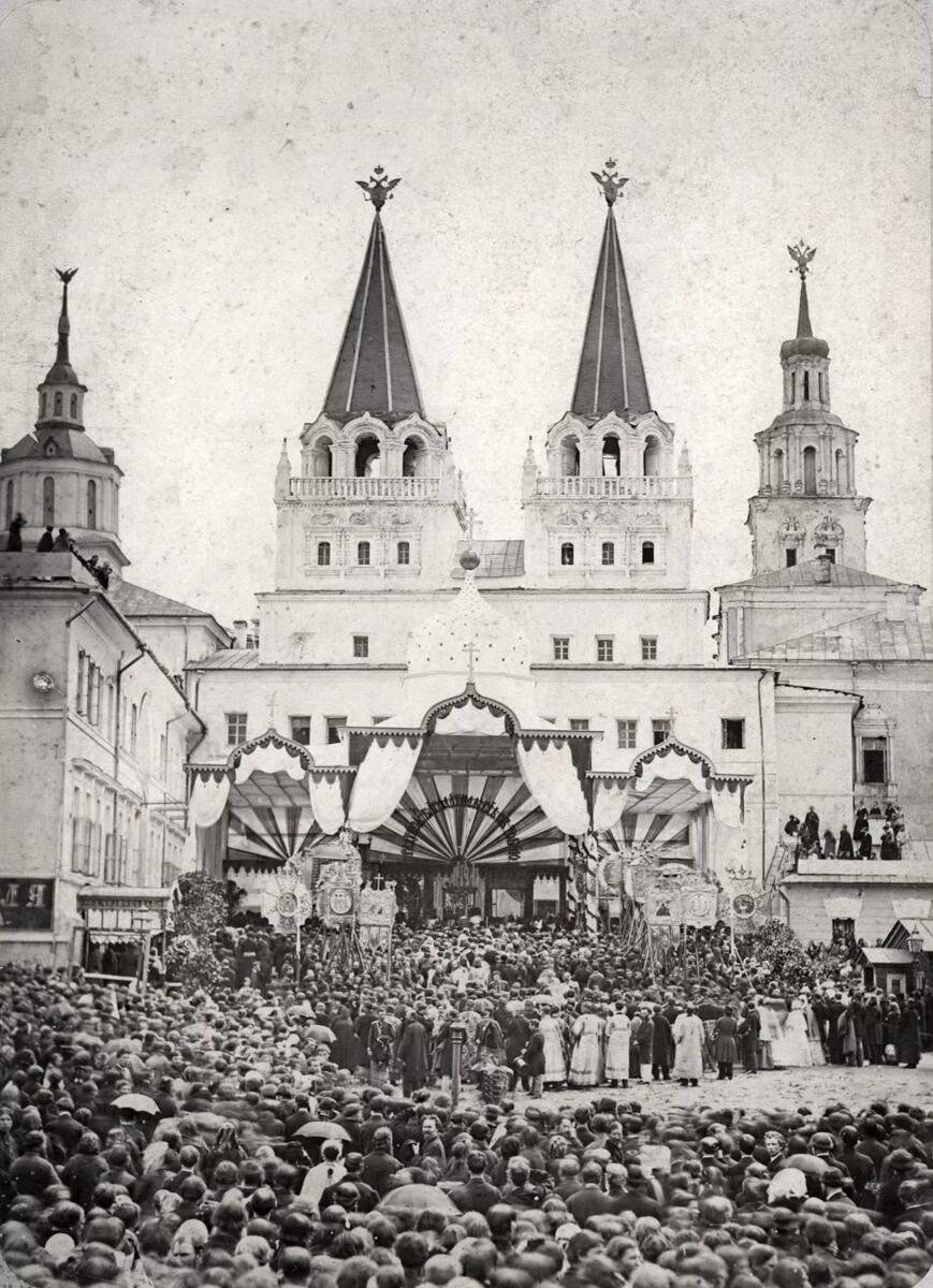 Фото 1869 года. Празднование 200-летия иконы Иверской Богоматери. Источник:https: //catalog.shm.ru/entity/OBJECT/2455212, архивная фотография. Часовня Иверской иконы Божией Матери у Воскресенских ворот (старая), Тверской (Центральный административный округ (ЦАО), г. Москва)