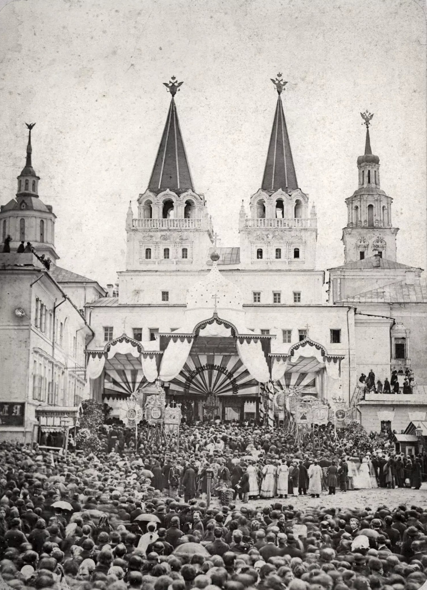 Часовня Иверской иконы Божией Матери у Воскресенских ворот (старая), Тверской (Центральный административный округ (ЦАО), г. Москва). архивная фотография, Фото 1869 года. Празднование 200-летия иконы Иверской Богоматери. Источник:https: //catalog.shm.ru/entity/OBJECT/2455212