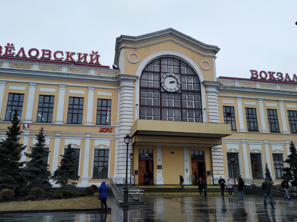 Часовня Спиридона Тримифунтского на Савёловском вокзале, Савёловский (Северный административный округ (САО), г. Москва). дополнительная информация, Здание вокзала (часовня размещается на 2-м этаже в зале ожидания)