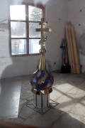 Неизвестная кладбищенская часовня, Главка с крестом дожидаются установки внутри часовни<br>, Нязепетровск, Нязепетровский район, Челябинская область