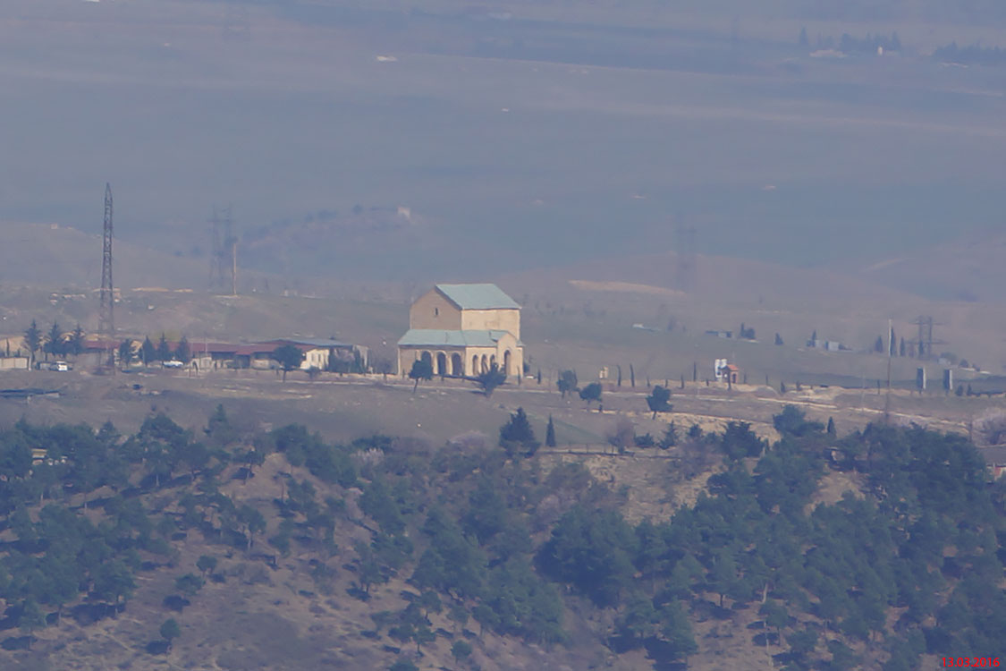 Тбилиси. Церковь Иоанна, Эквтиме и Георгия Мтацминдели на горе Махата. общий вид в ландшафте