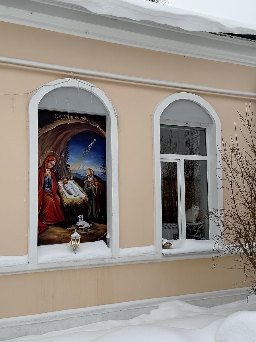 Роспись в правой части главного фасада, архитектурные детали. Мироносицкий женский монастырь. Церковь иконы Божией Матери "Скоропослушница", Бобруйск (Бобруйский район, Беларусь, Могилёвская область)