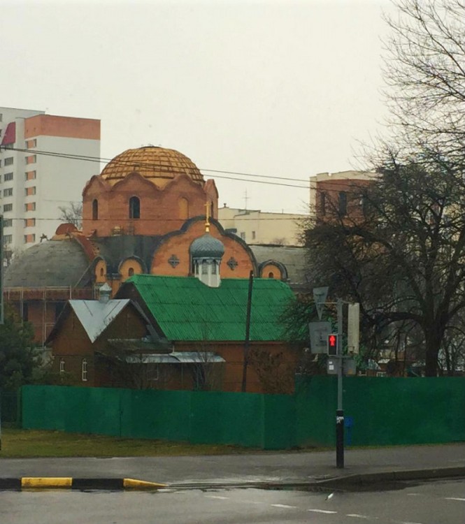 Церковь Троицы Живоначальной (строящаяся), Гомель (Гомель, город, Беларусь, Гомельская область). документальные фотографии, На переднем плане - временная Троицкая церковь