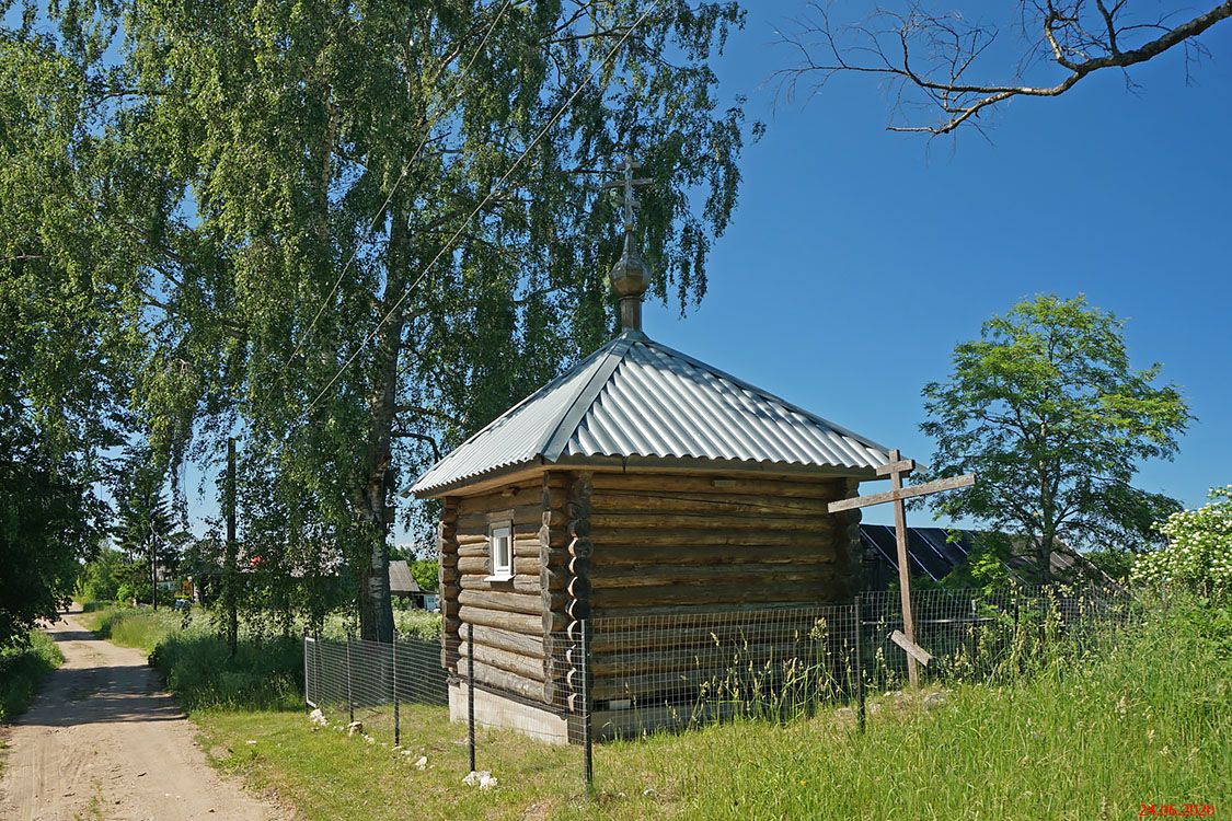 Часовня Смоленской иконы Божией Матери, Цыбульская Горка (Вышневолоцкий район и г. Вышний Волочёк, Тверская область). общий вид в ландшафте