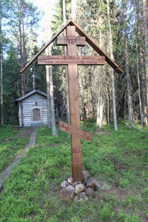 Часовня Успения Пресвятой Богородицы (новая), Луза (Онежский район, Архангельская область). дополнительная информация, 26.05.2018 г. установлен крест перед входом на Лузское кладбище.(Фото Сергея Медведева.Согласие автора на размещение на данном ресурсе имеется).
