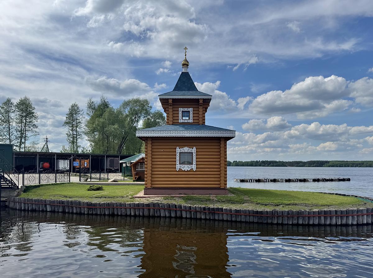 Вид с востока, фасады. Часовня Казанской иконы Божией Матери при ресторанно-гостиничном комплексе "Святое Озеро", Шатура (Шатурский городской округ и г. Рошаль, Московская область)