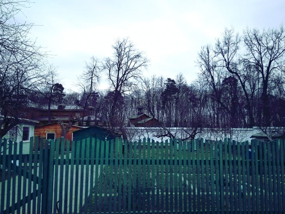 Троицкое подворье Покровского монастыря в Троице-Лыкове. Церковь Серафима Саровского, Строгино (Северо-Западный административный округ (СЗАО), г. Москва). архитектурные детали, Вид из-за забора