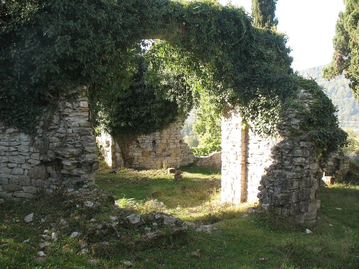 общий вид в ландшафте. Церковь Андрея Первозванного (?), Ахштырь (Сочи, город, Краснодарский край)