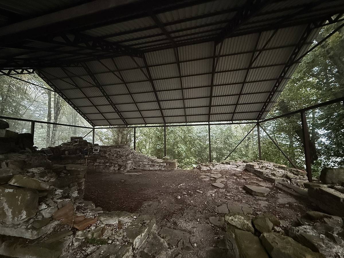 Вид с севера, архитектурные детали. Церковь Илии Пророка, Липники (Сочи, город, Краснодарский край)