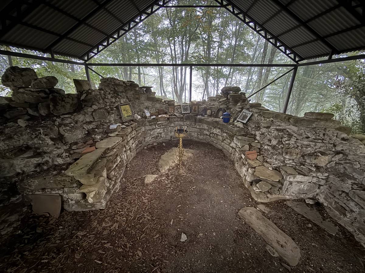 Апсида храма, архитектурные детали. Церковь Илии Пророка, Липники (Сочи, город, Краснодарский край)