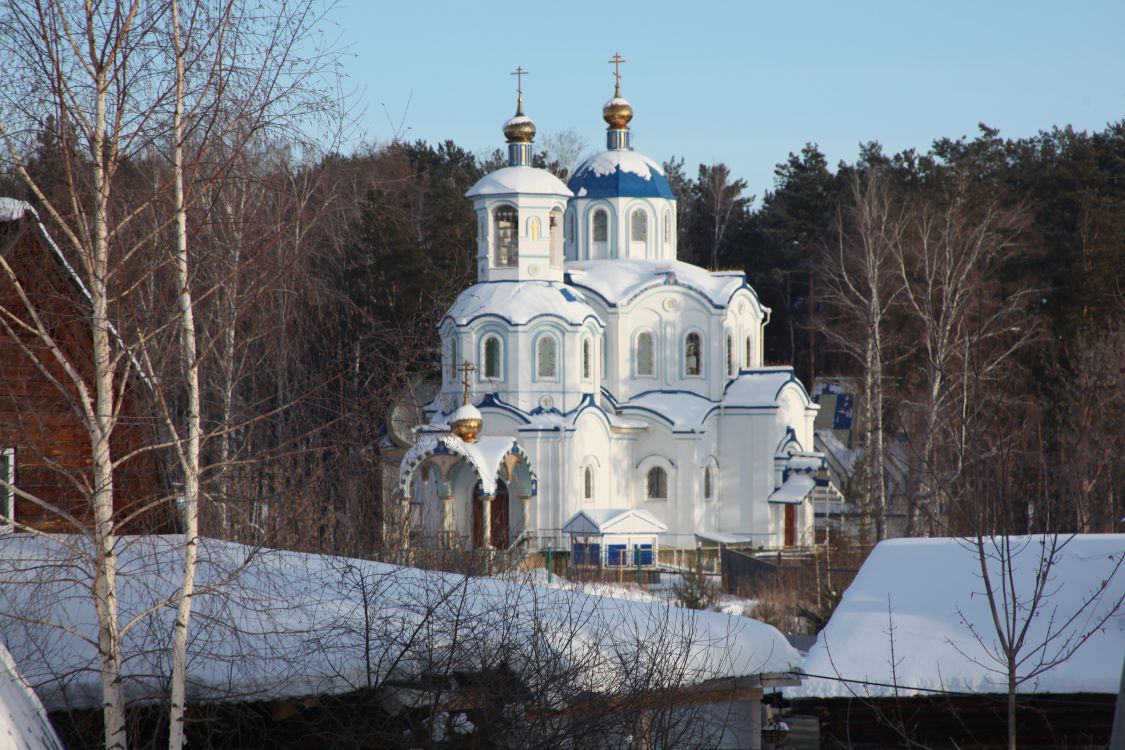 Церковь Ирины великомученицы, Санаторный (Верхняя Пышма (ГО Верхняя Пышма и ГО Среднеуральск), Свердловская область). фасады, Вид с террасы кафе