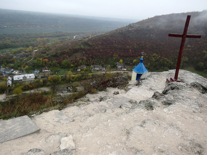 Сахарна. Троицкий Сахарнянский монастырь. Часовня на скале Гримидон. общий вид в ландшафте