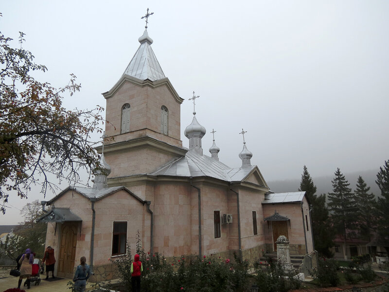 Георгиевский Сурученский женский монастырь. Церковь Георгия Победоносца, Суручены (Яловенский район, Молдова). фасады