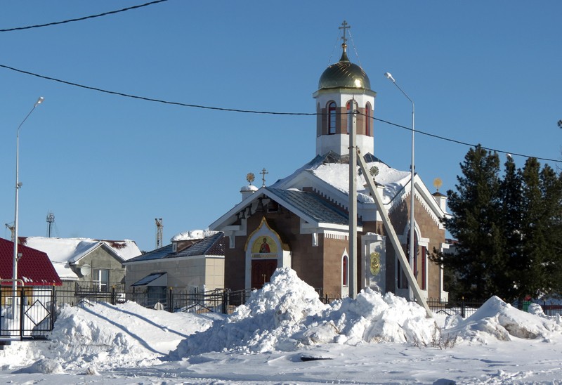 Надым. Церковь Александра Невского в Кедровой роще. общий вид в ландшафте