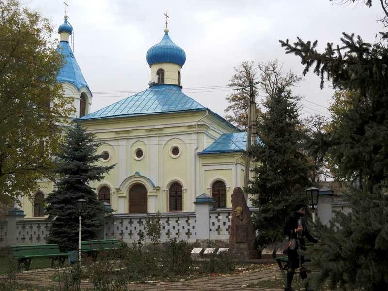 Чимишлия. Церковь Успения Пресвятой Богородицы. общий вид в ландшафте