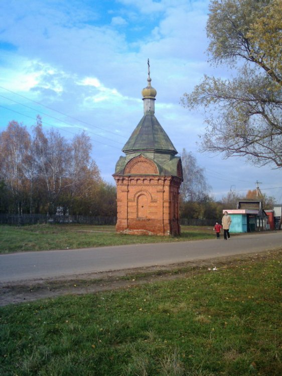 Неизвестная часовня, Красный Бор (Шатковский район, Нижегородская область). дополнительная информация, Часовенка около церкви