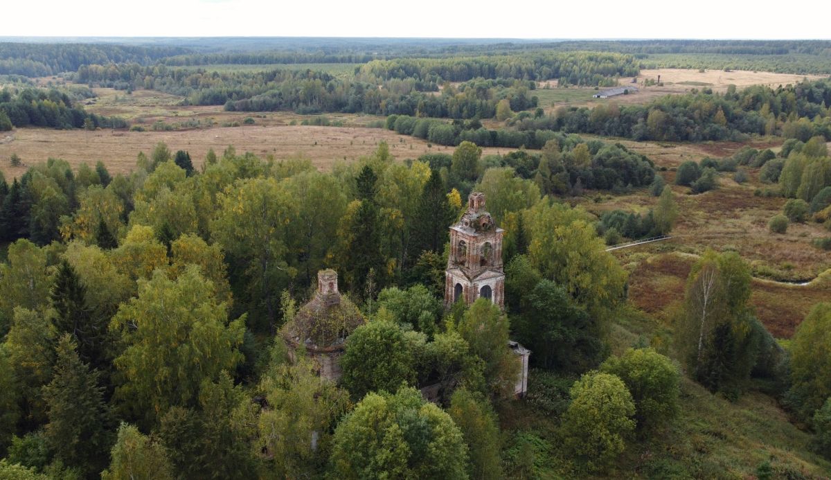 Церковь Успения Пресвятой Богородицы, Лежнево (Антроповский район, Костромская область). общий вид в ландшафте