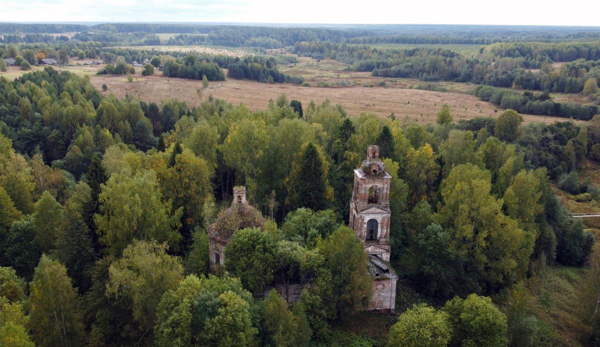 Церковь Успения Пресвятой Богородицы, Лежнево (Антроповский район, Костромская область). общий вид в ландшафте