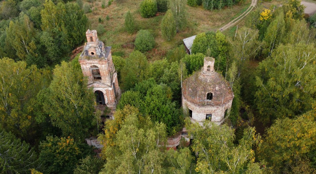 Церковь Успения Пресвятой Богородицы, Лежнево (Антроповский район, Костромская область). общий вид в ландшафте
