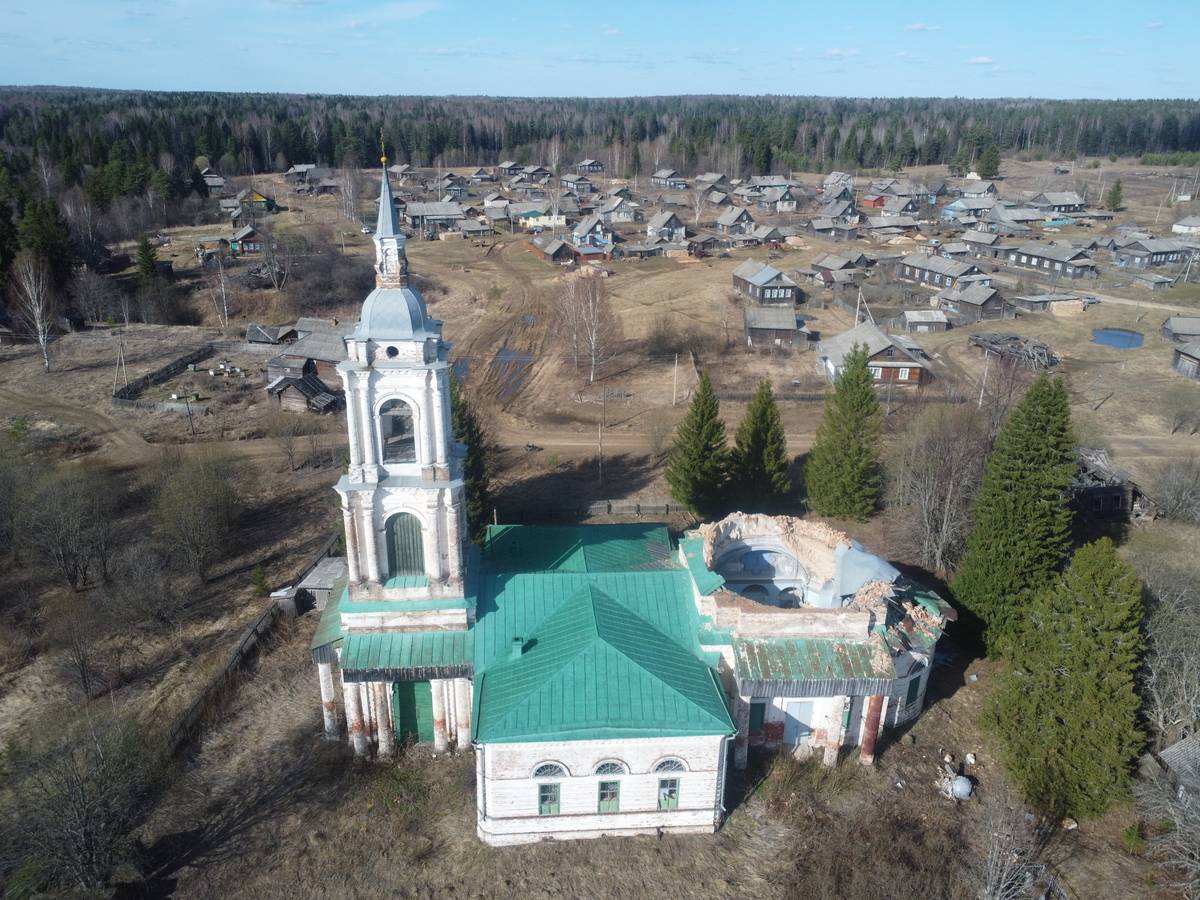 общий вид в ландшафте. Церковь Сретения Господня, Трифон (Антроповский район, Костромская область)