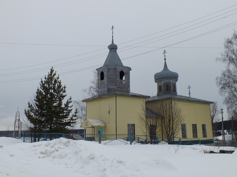 Григорьевское. Церковь Троицы Живоначальной. общий вид в ландшафте