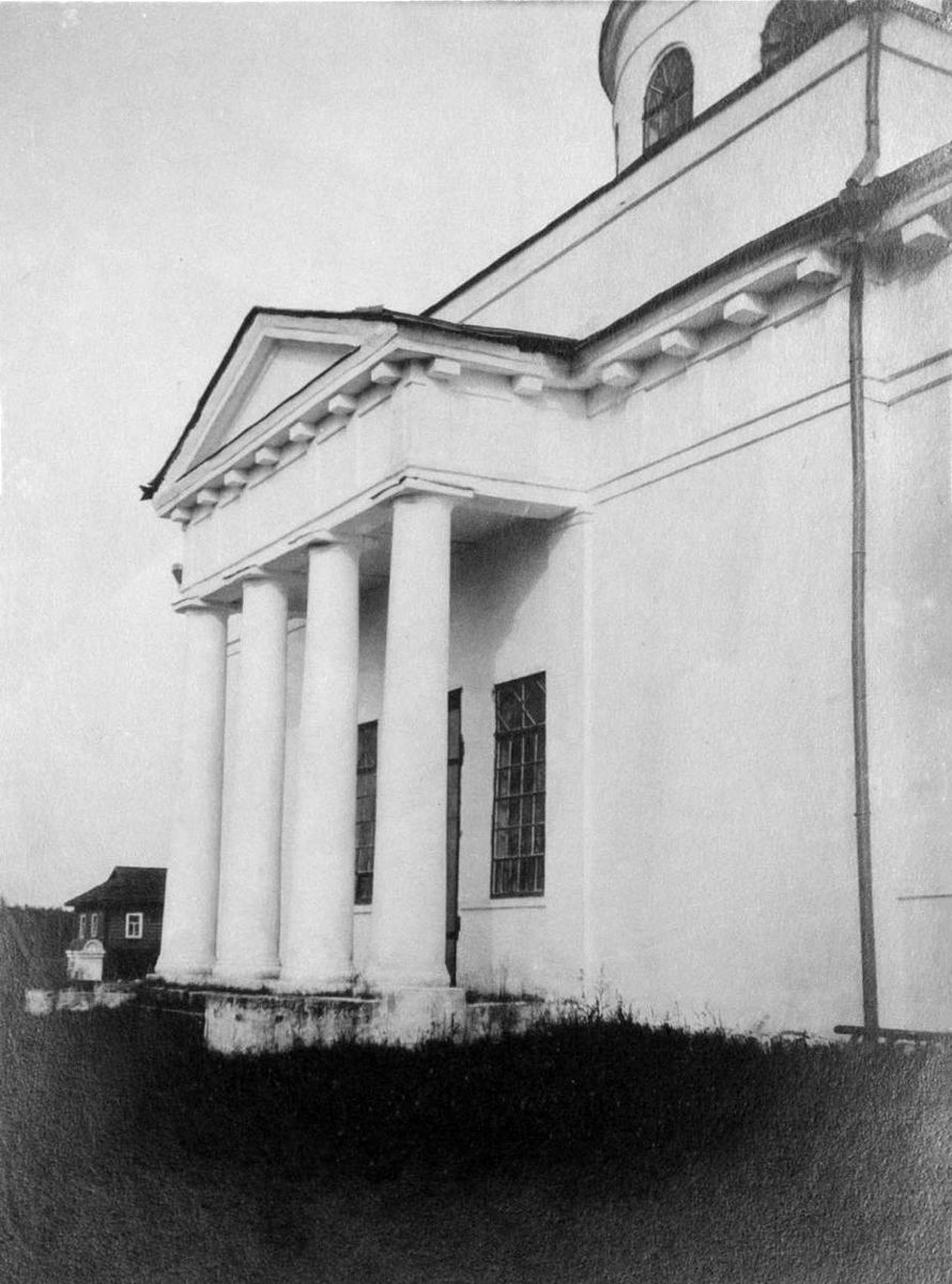Портик церкви. Фото С. С. Некрасова, лето 1915 г. northauction.ru , архивная фотография. Церковь Успения Пресвятой Богородицы, Ламская Пустынь (акватория Рыбинского водохранилища) (Весьегонский район, Тверская область)
