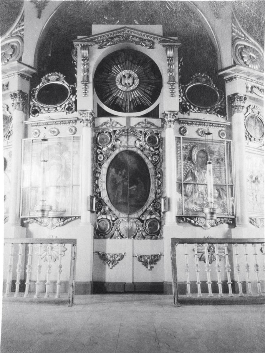 Интерьер церкви. Фото С. С. Некрасова, лето 1915 г. northauction.ru, архивная фотография. Церковь Успения Пресвятой Богородицы, Ламская Пустынь (акватория Рыбинского водохранилища) (Весьегонский район, Тверская область)
