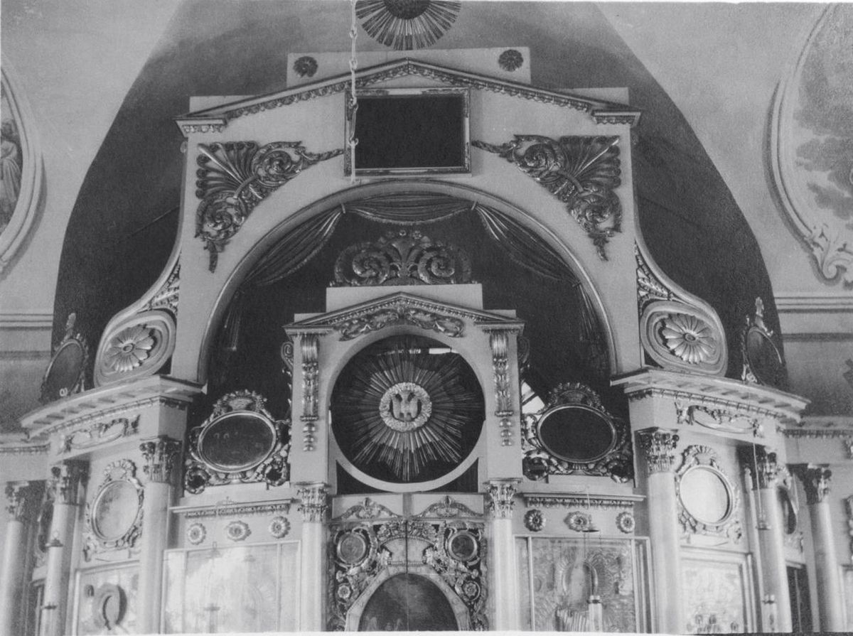 Интерьер церкви. Фото С. С. Некрасова, лето 1915 г. northauction.ru, архивная фотография. Церковь Успения Пресвятой Богородицы, Ламская Пустынь (акватория Рыбинского водохранилища) (Весьегонский район, Тверская область)