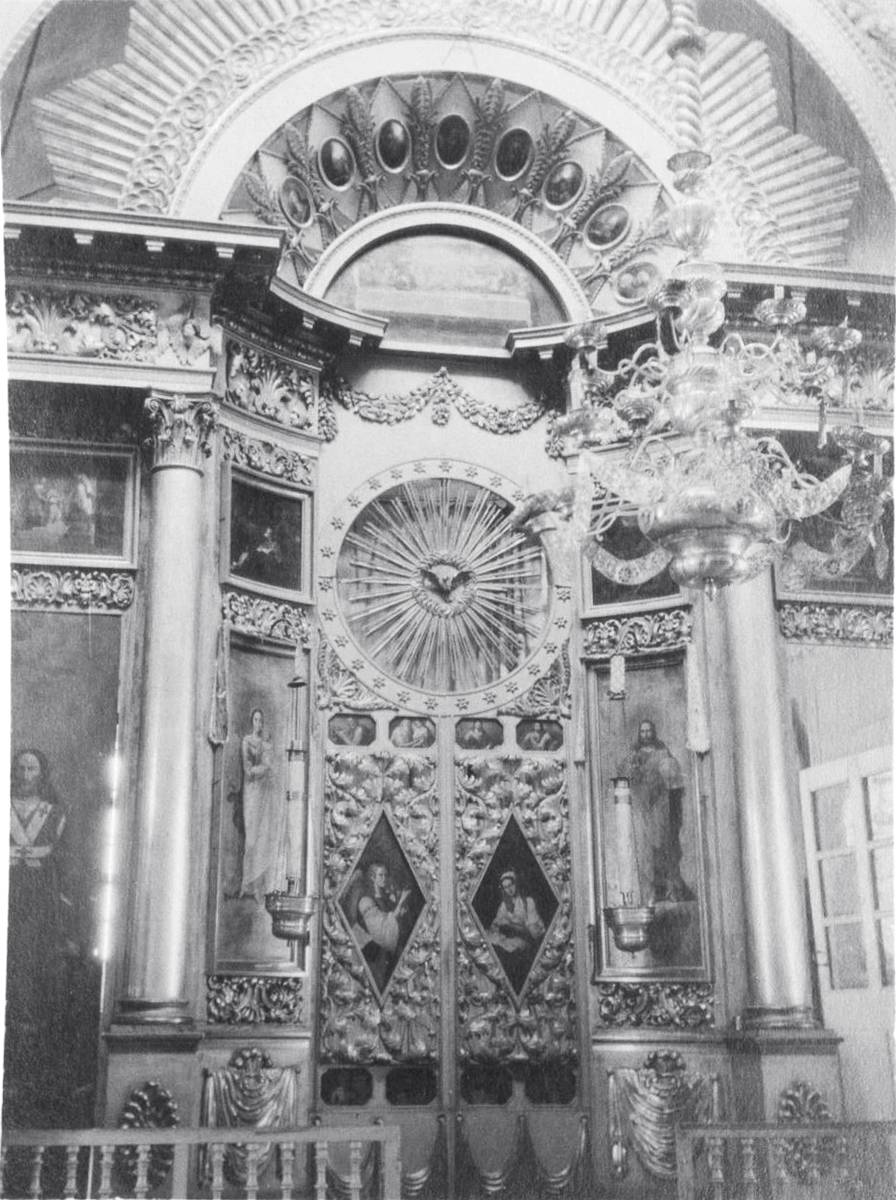Интерьер церкви. Фото С. С. Некрасова, лето 1915 г. northauction.ru, архивная фотография. Церковь Успения Пресвятой Богородицы, Ламская Пустынь (акватория Рыбинского водохранилища) (Весьегонский район, Тверская область)