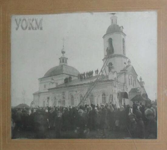 Церковь Казанской иконы Божией Матери, Большой Кувай (Сурский район, Ульяновская область). архивная фотография, Подъём колоколов. Фото 1914 г. из собрания Ульяновского областного краеведческого музея