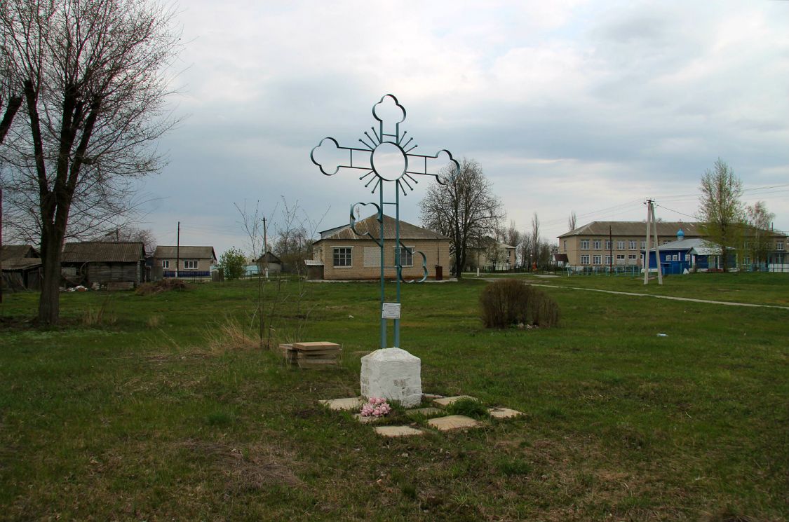 Истобное. Церковь Покрова Пресвятой Богородицы. фасады, Крест на месте утраченного храма. 