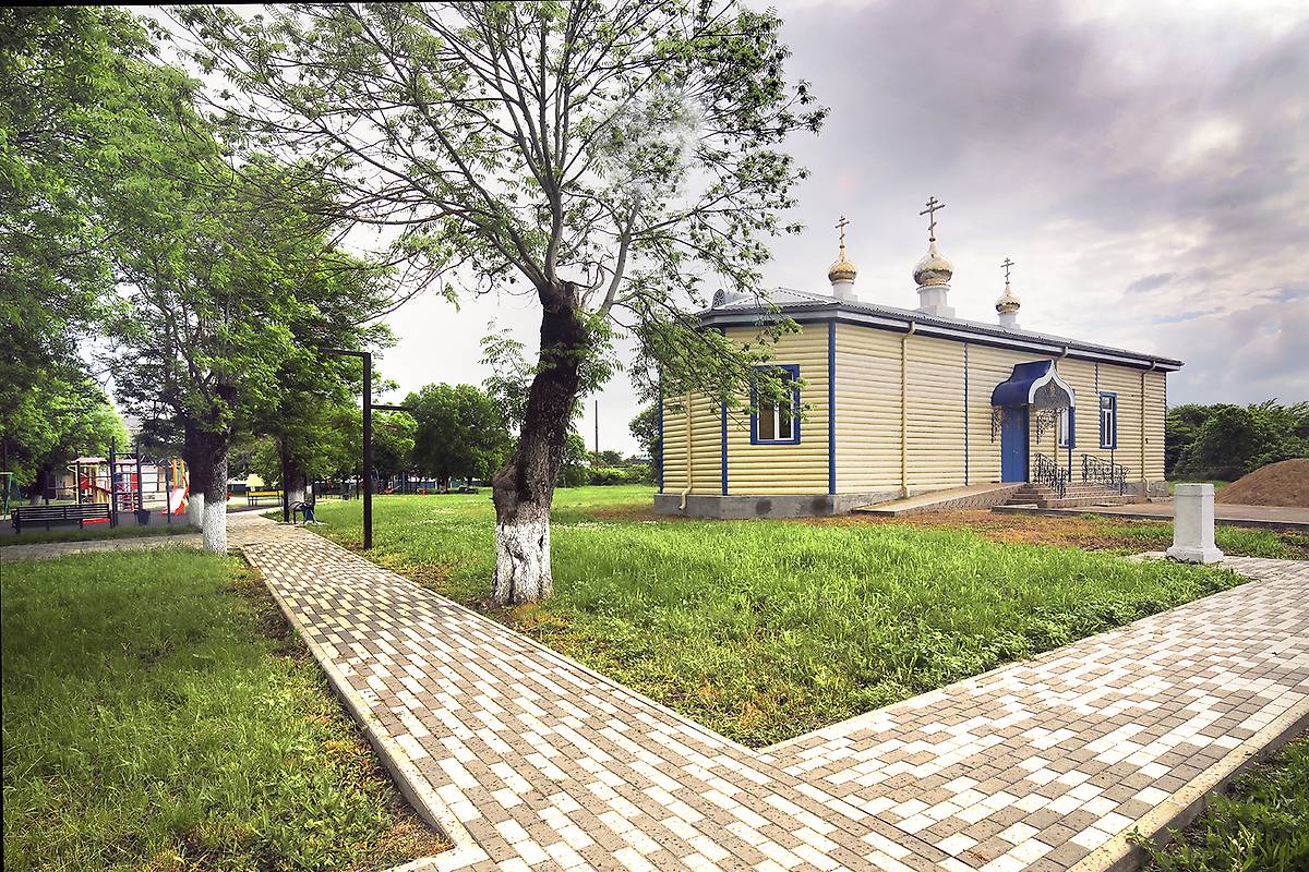 общий вид в ландшафте. Церковь Покрова Пресвятой Богородицы, Бжедуховская (Белореченский район, Краснодарский край)