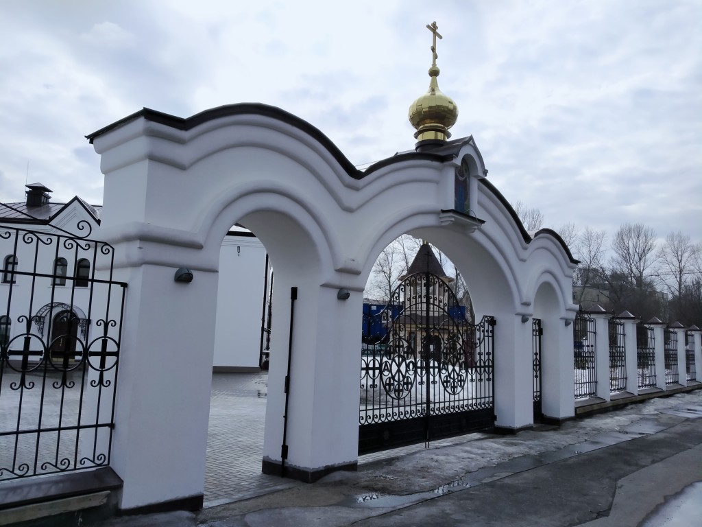 Церковь Смоленской иконы Божией Матери в Давыдкове (каменная), Фили-Давыдково (Западный административный округ (ЗАО), г. Москва). дополнительная информация, ворота храма