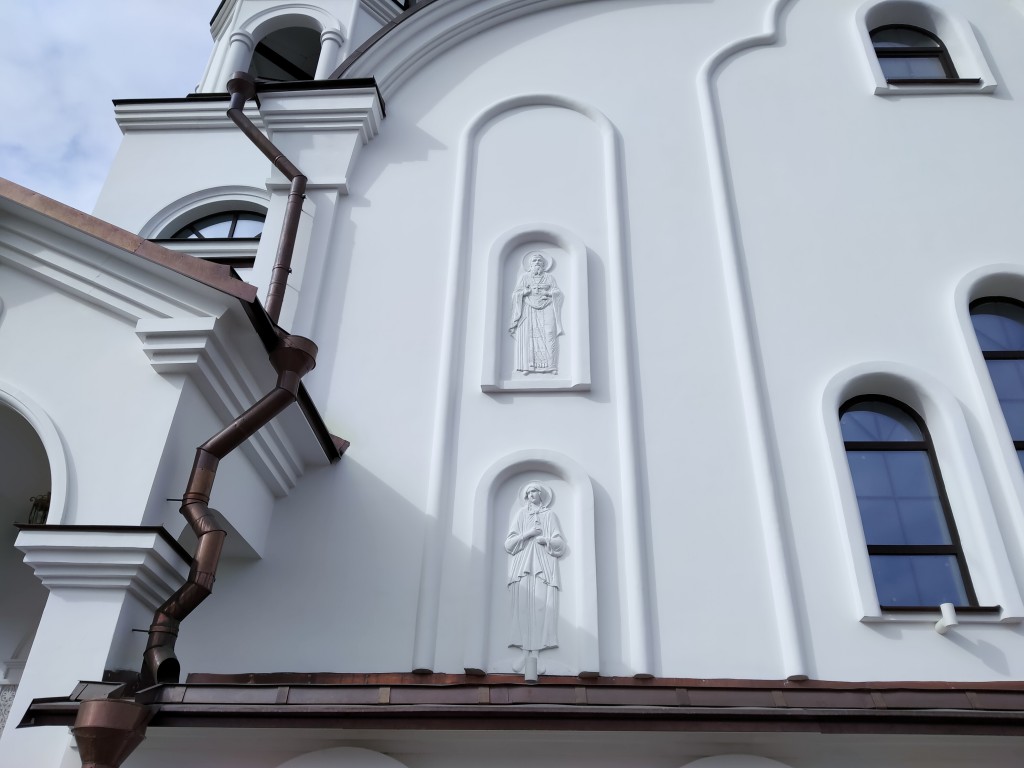 Церковь Смоленской иконы Божией Матери в Давыдкове (каменная), Фили-Давыдково (Западный административный округ (ЗАО), г. Москва). архитектурные детали, рельефные изображения святых на южной стене