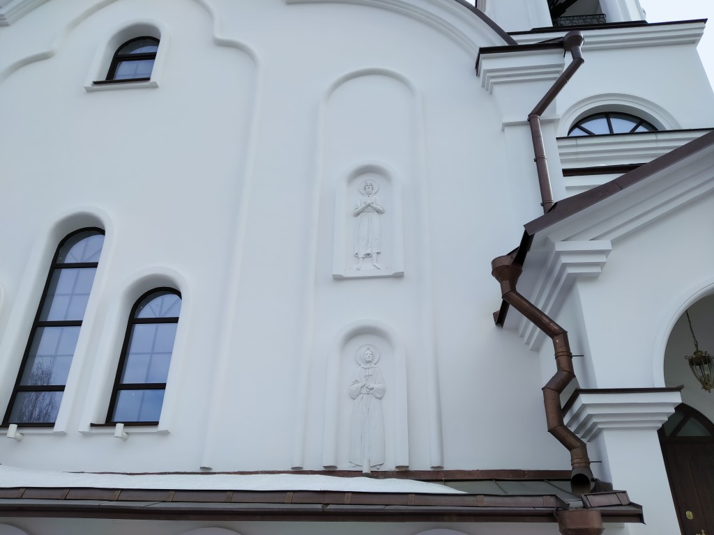 Церковь Смоленской иконы Божией Матери в Давыдкове (каменная), Фили-Давыдково (Западный административный округ (ЗАО), г. Москва). архитектурные детали, рельефные изображения святых на северной стене