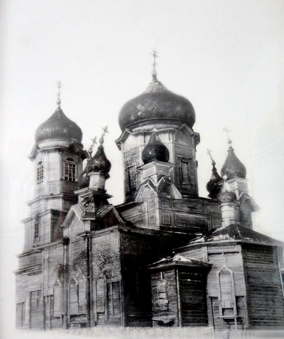 Церковь Михаила Архангела, Алексеевка (Борский район, Самарская область). архивная фотография, Михаилоархангельская церковь, фото 1950-х предоставлено Ведерниковой Т.И.,, соавтором книги 