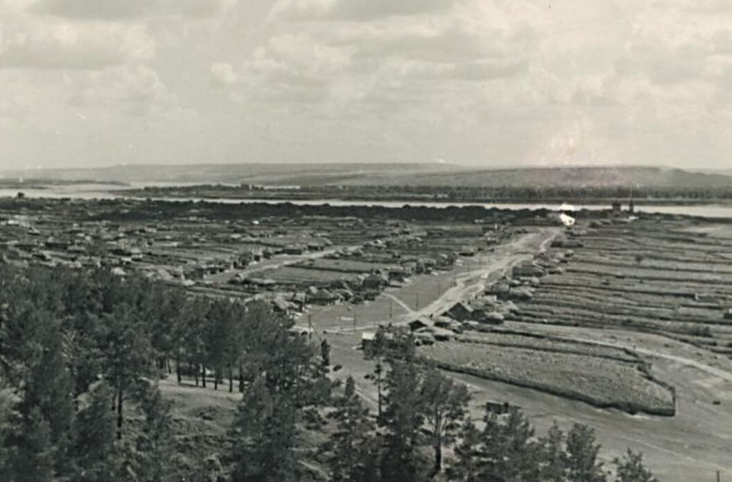 Церковь Рождества Христова (старая), Крестово-Городище (Чердаклинский район, Ульяновская область). архивная фотография, Фото 1953 г. из собрания Ульяновского областного краеведческого музея. Церковь видна вдали справа; лесистый склон на переднем плане - нынешний берег водохранилища