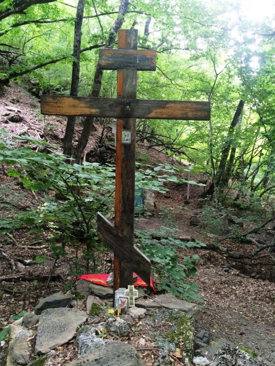 Церковь Андрея Первозванного, Генеральское (Алушта, город, Республика Крым). дополнительная информация, Крест в основании алтаря