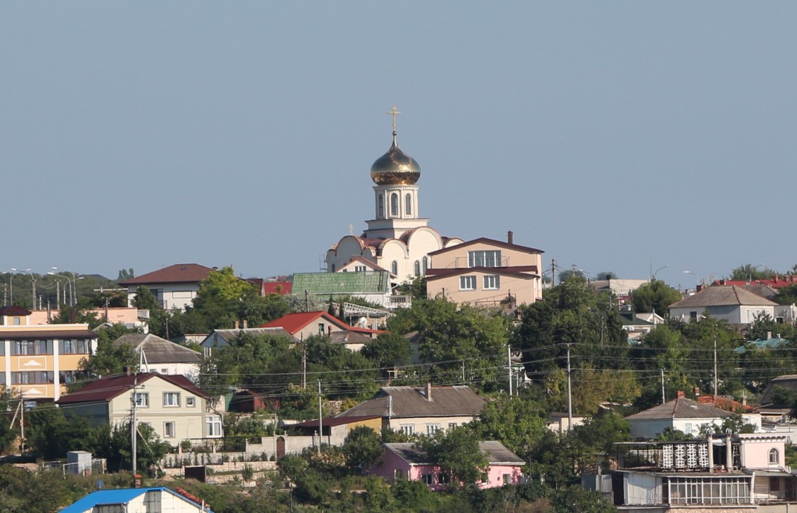 Севастополь. Церковь Царственных страстотерпцев. общий вид в ландшафте